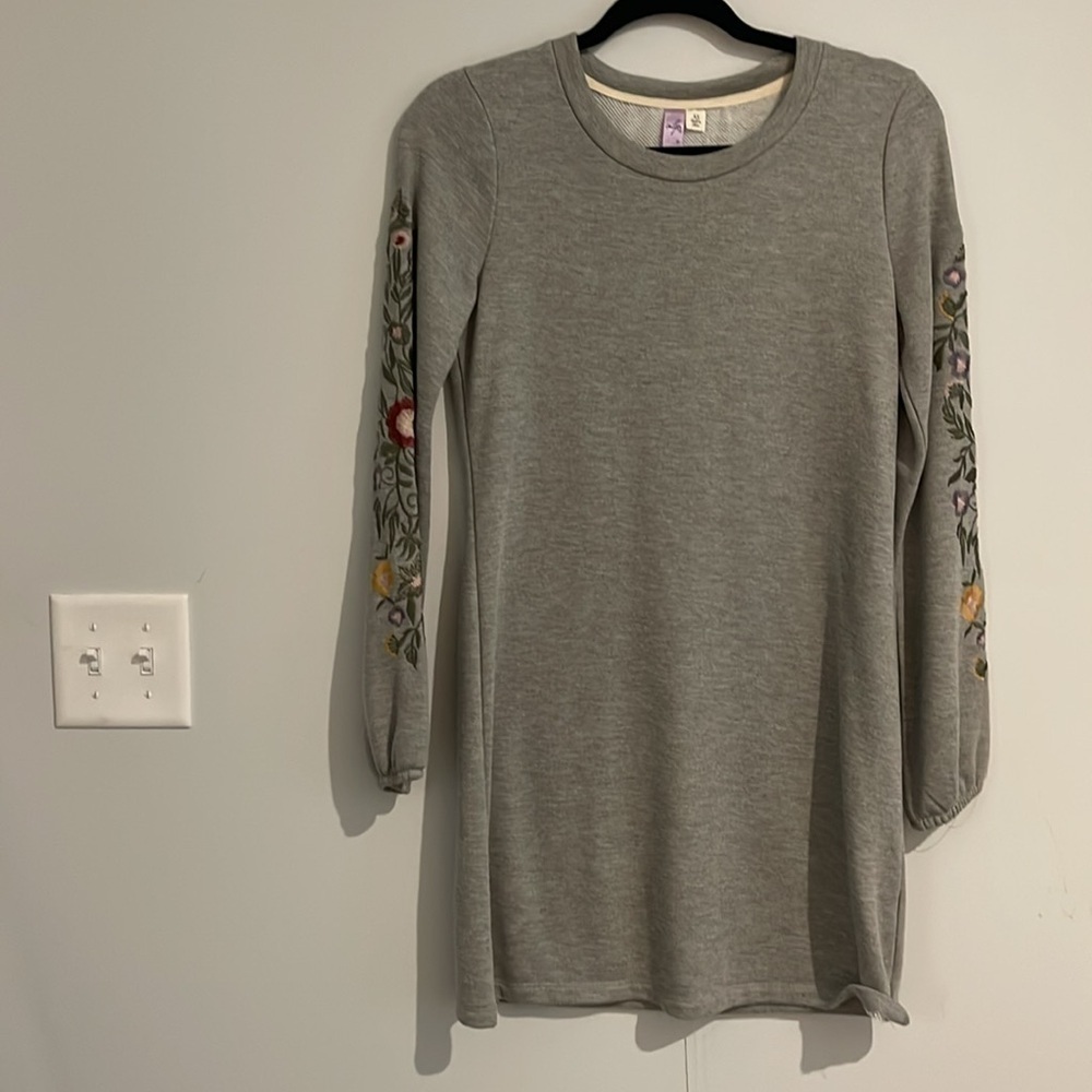 Francesca’s Alya Sweater Dress with Floral Embroidered Sleeves 💕 - Picture 4 of 8